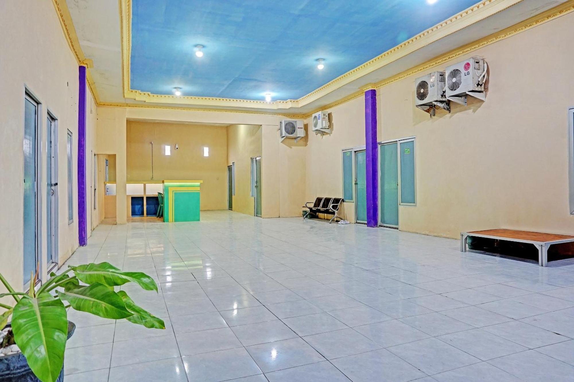 Oyo 91825 Ayu Lestari Homestay Nganjuk Exterior foto