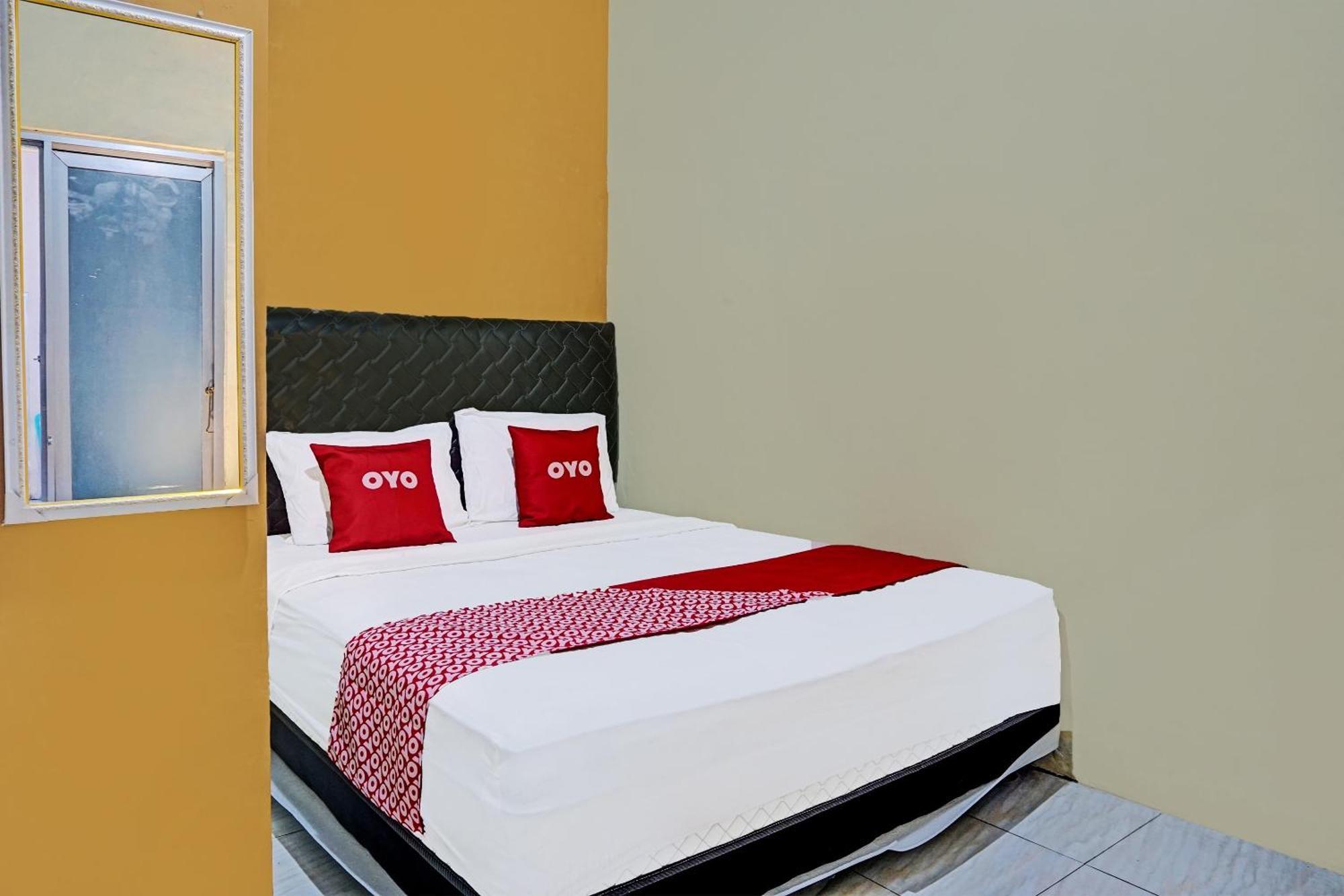 Oyo 91825 Ayu Lestari Homestay Nganjuk Exterior foto