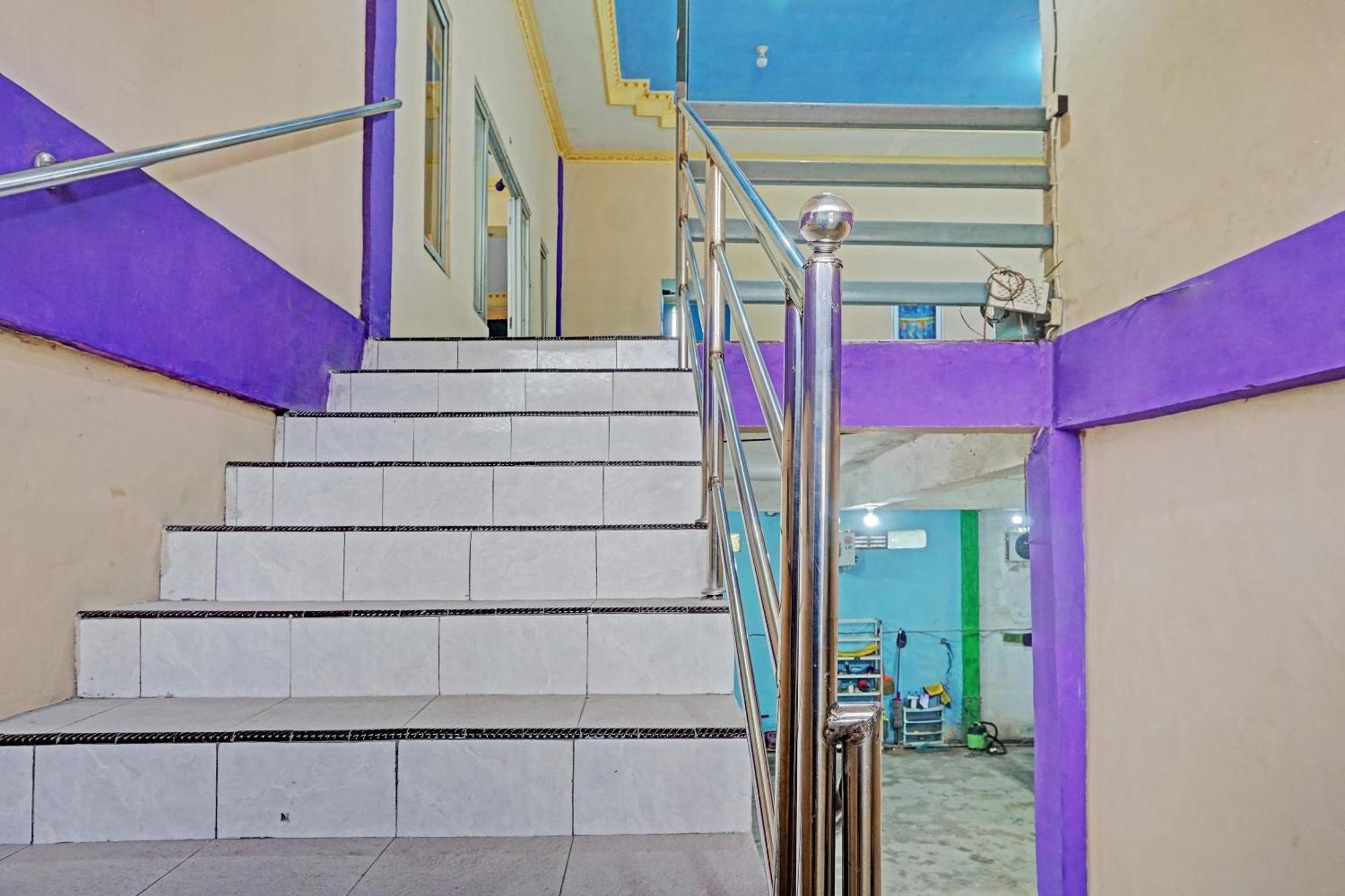 Oyo 91825 Ayu Lestari Homestay Nganjuk Exterior foto