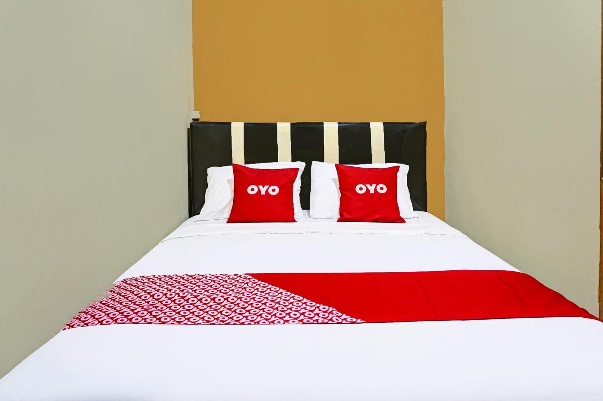 Oyo 91825 Ayu Lestari Homestay Nganjuk Exterior foto