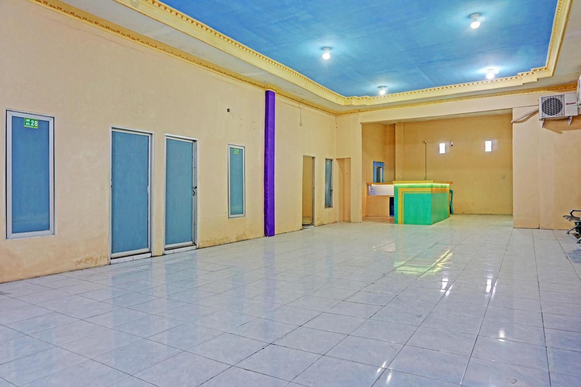 Oyo 91825 Ayu Lestari Homestay Nganjuk Exterior foto