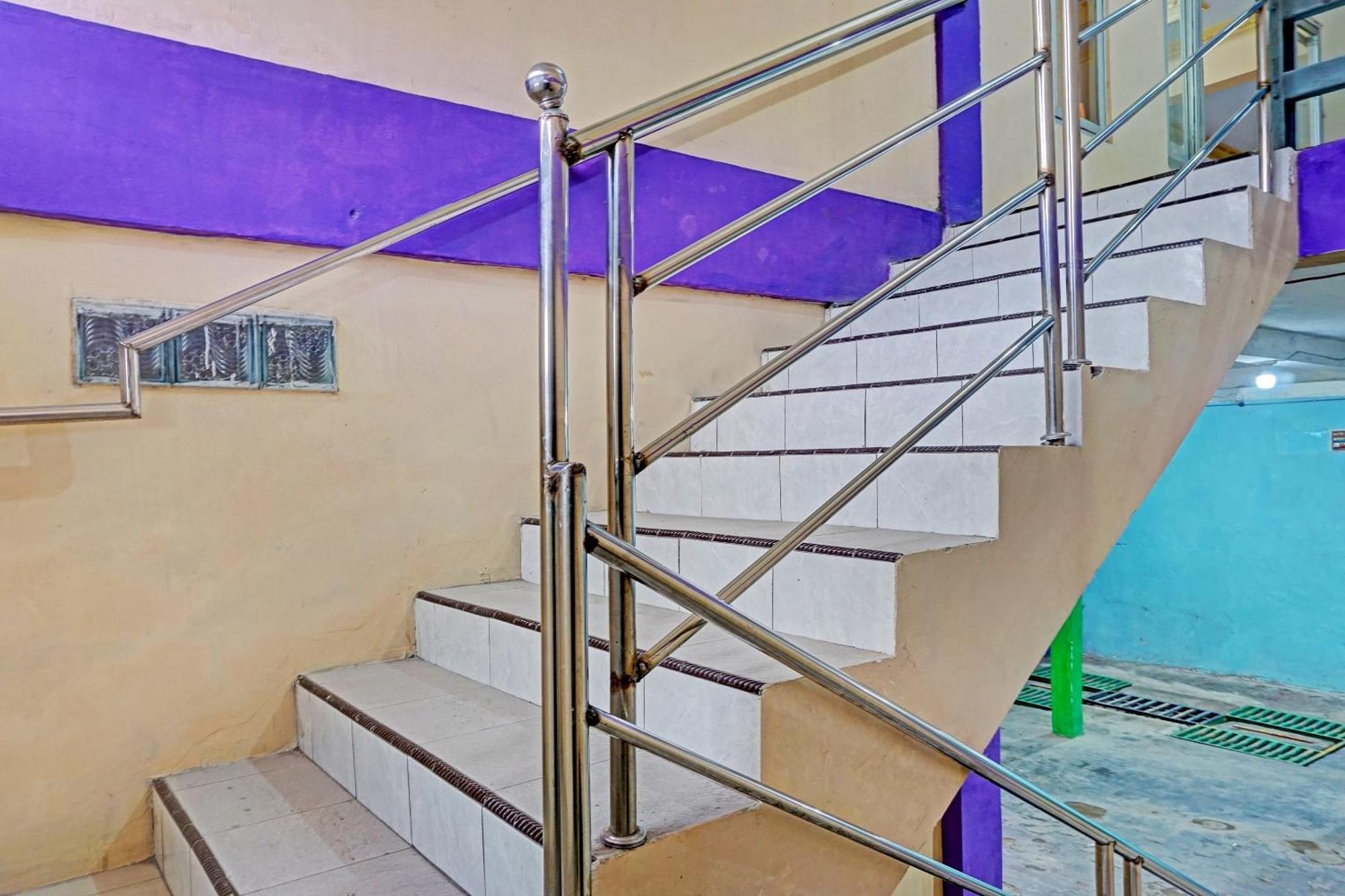 Oyo 91825 Ayu Lestari Homestay Nganjuk Exterior foto