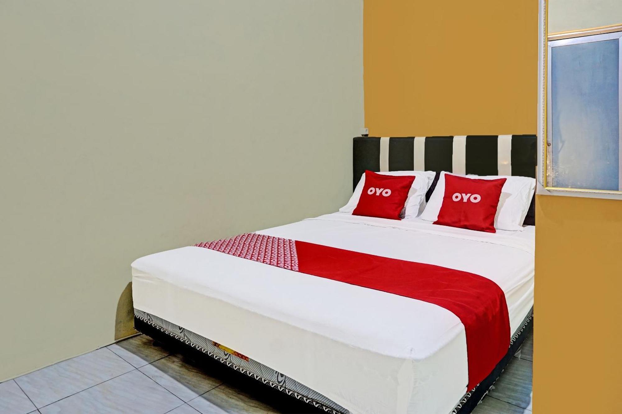 Oyo 91825 Ayu Lestari Homestay Nganjuk Exterior foto